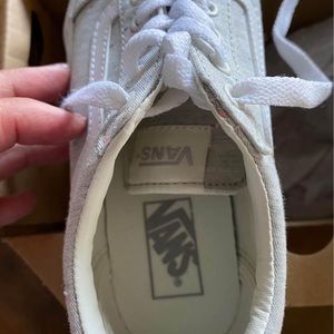 New girls Vans size 1 multi color very cute never been worn. Includes box.